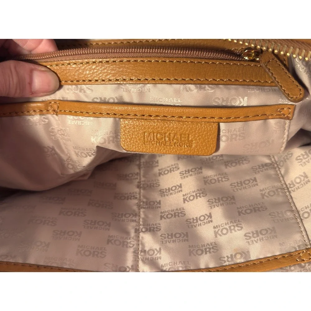 Michael Kors leather shoulder bag with 3 main sections 4 slip, 2 zip pockets EUC